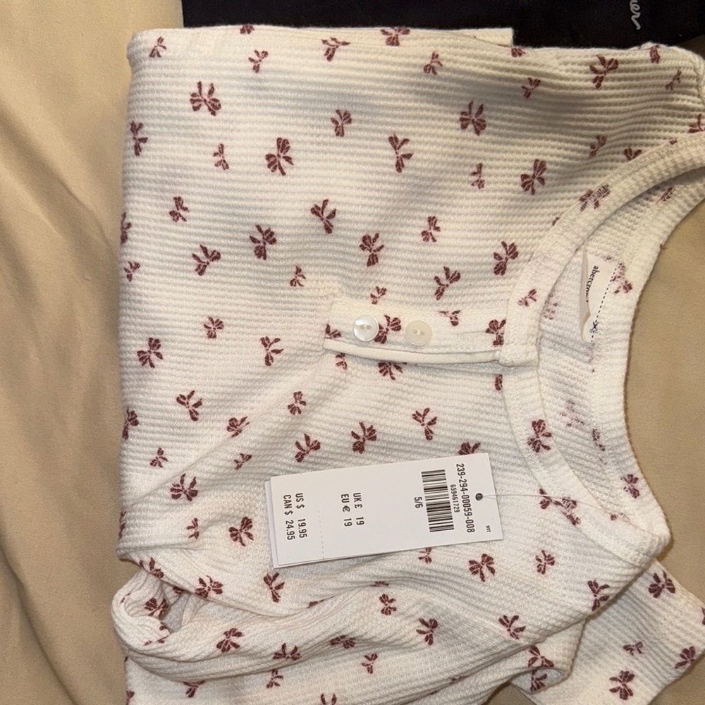 American Eagle tops and Eddie Bauer leggings, kids 5/6 
Bundle of 3